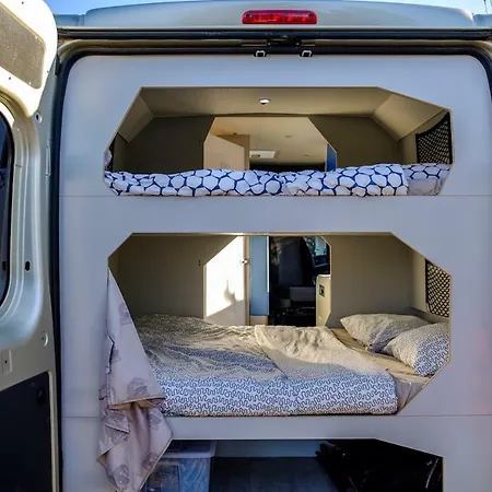 Indie Campers Campervan In キャンプ場 *